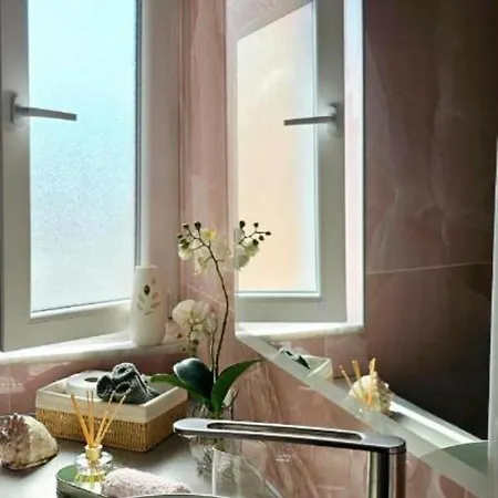 Nuci's Place Tirana